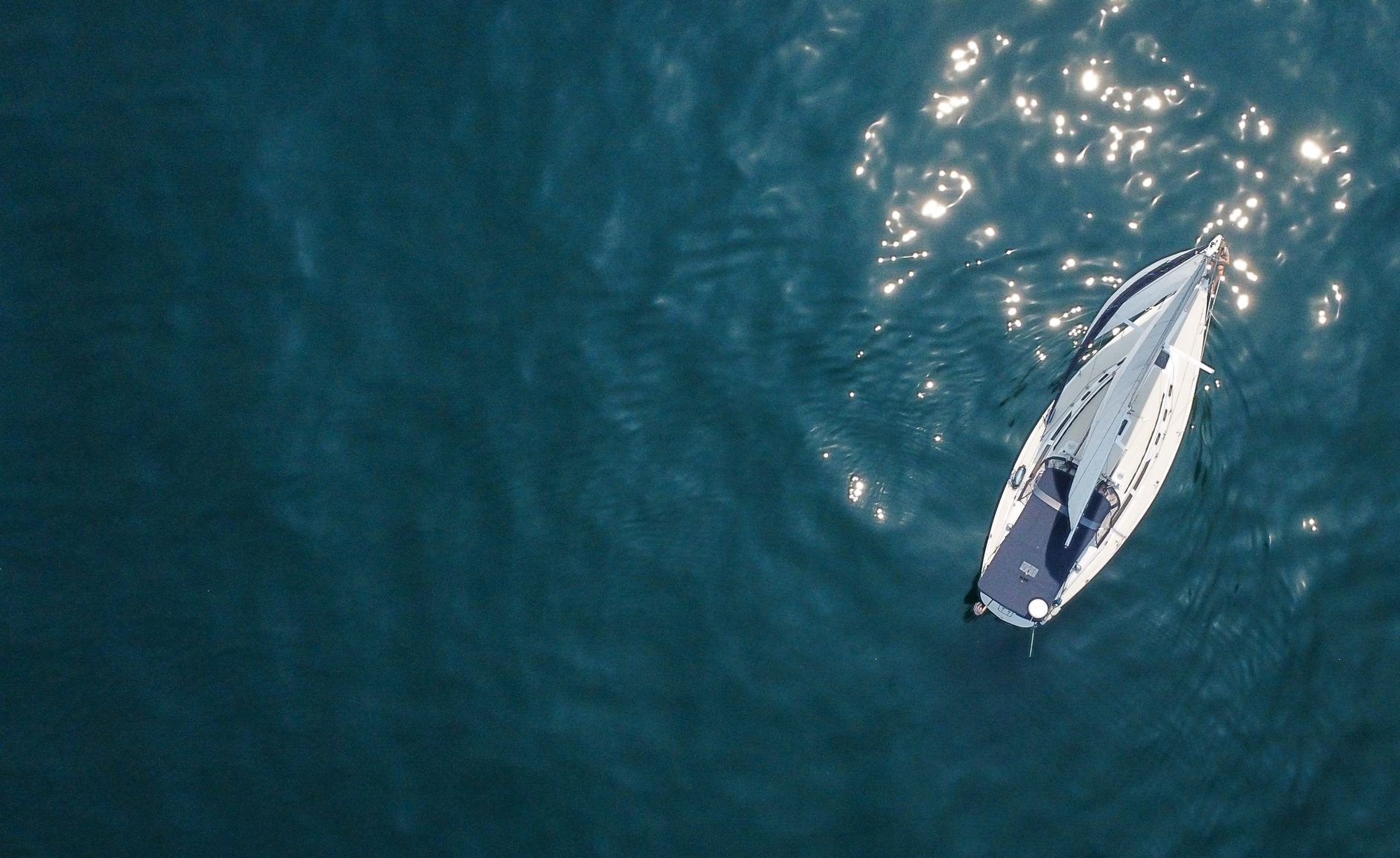Segelboot gleitet über klares Wasser